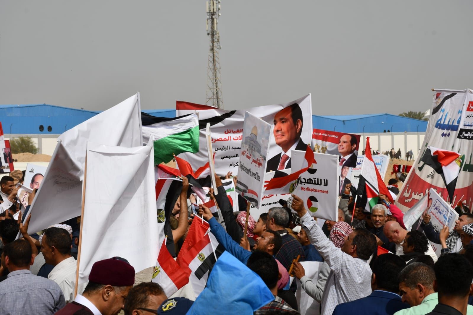 آلاف المصريين يعلنون من العريش رفض تهجير الفلسطينيين.. صور