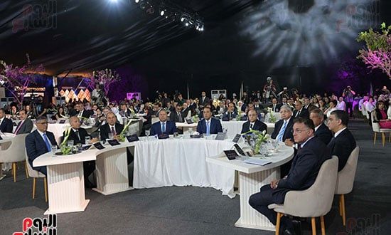 رئيس الوزراء يطمئن المصريين: نحرص على المتابعة لتأمين مخزون الأدوية.. صور