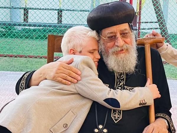 البابا تواضروس يلتقي بأبنائه المكفوفين فى أحد المولود أعمى