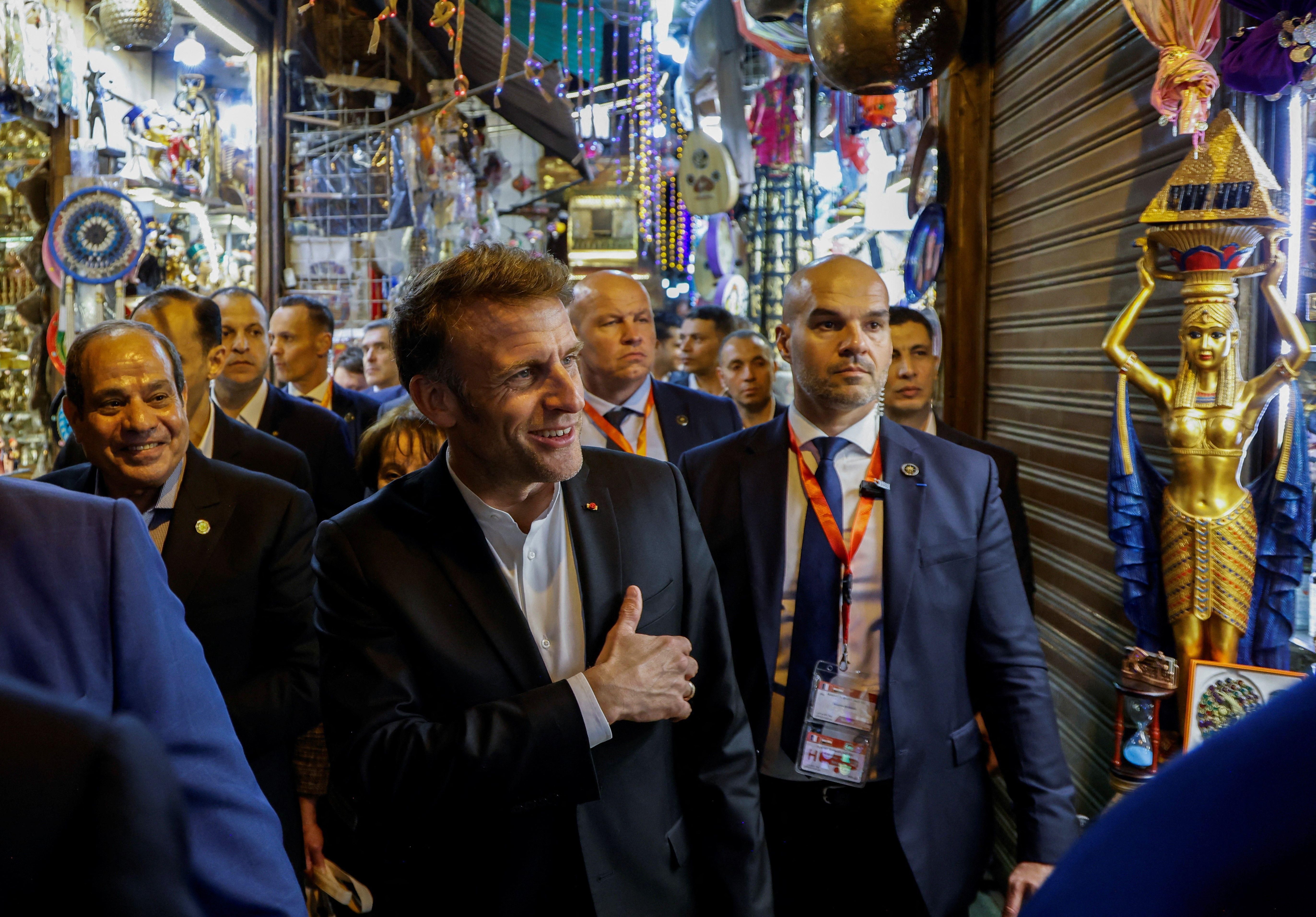 جولة السيسي وماكرون في سوق خان الخليلي الأثرية حديث الناس