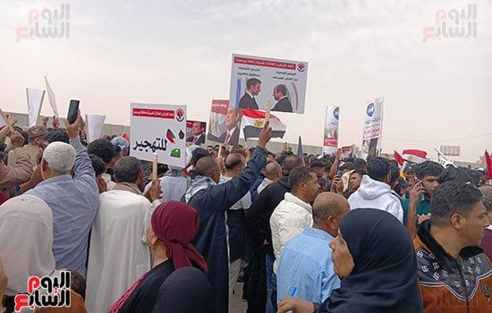 المصريون فى وقفتهم بالعريش ينددون بعدوان الاحتلال ويرفضون التهجير.. صور