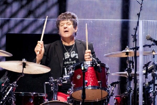 وفاة كليم بيرك نجم فرقة 'بلوندي' بعد معركة طويلة مع السرطان