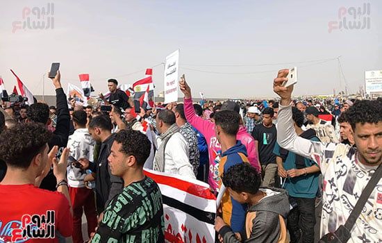 المصريون فى وقفتهم بالعريش ينددون بعدوان الاحتلال ويرفضون التهجير.. صور