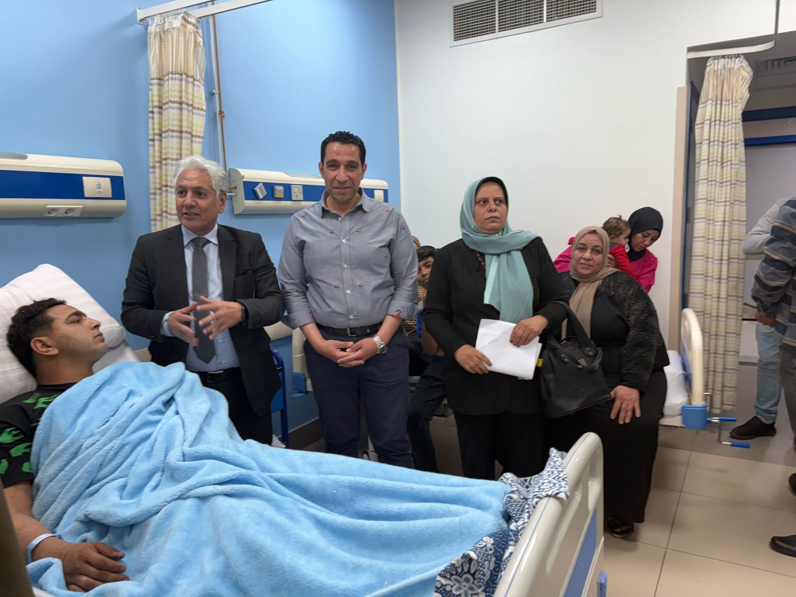 وزير العمل: صرف 100 ألف جنيه دعم مالى للعامل ضحية حادث "سيرك طنطا".. صور