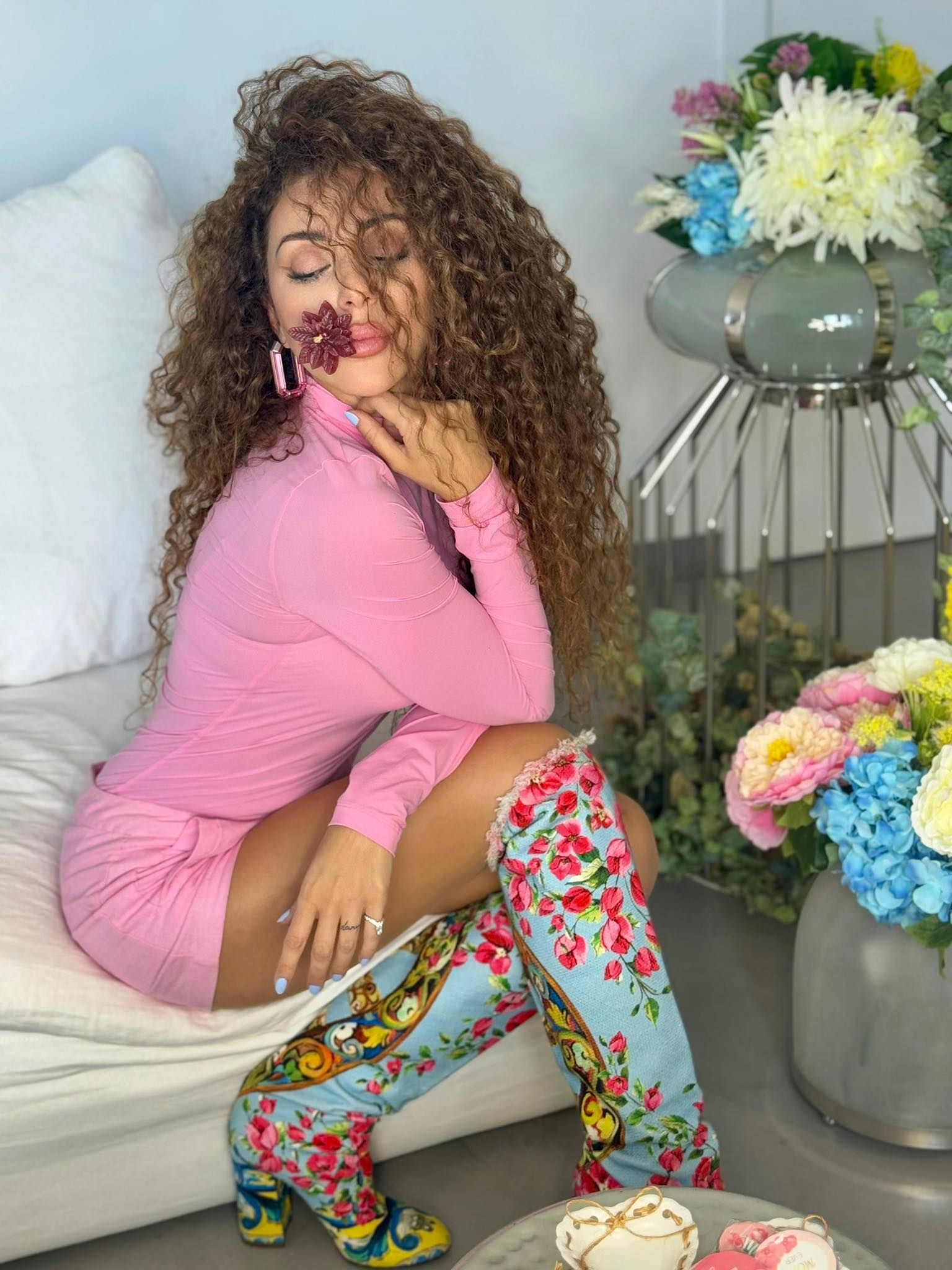 بجلسة تصوير جديدة وسط الزهور.. ميريام فارس تحتفل بالربيع