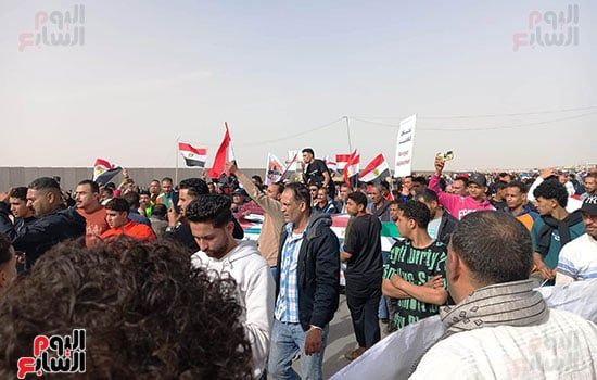 المصريون فى وقفتهم بالعريش ينددون بعدوان الاحتلال ويرفضون التهجير.. صور