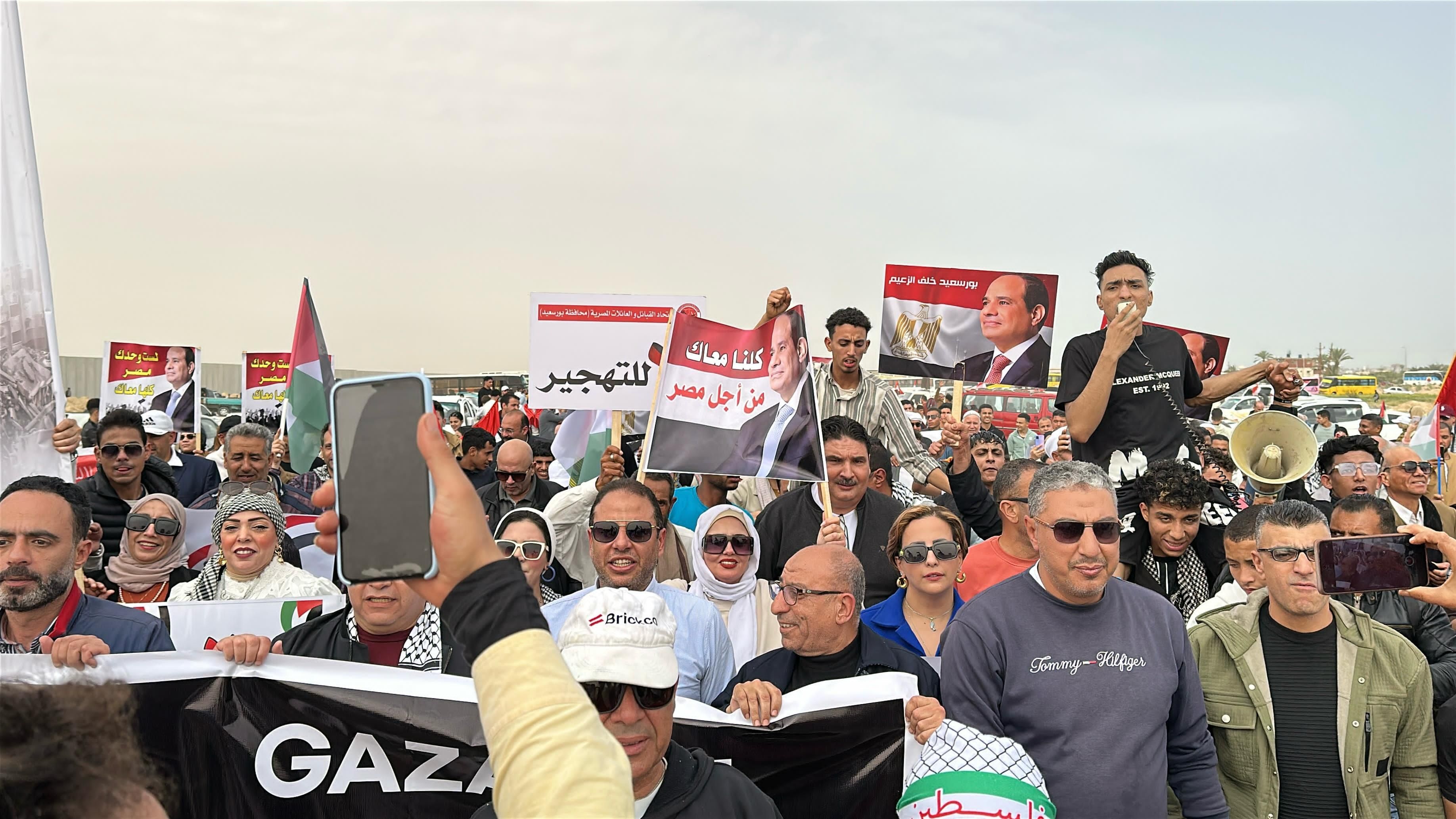 لا للتهجير.. لافتات احتجاجية بالعريش تزامنا مع زيارة الرئيس السيسي وماكرون