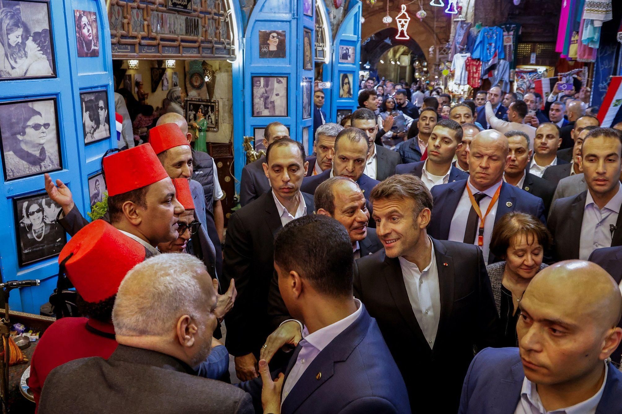 جولة السيسي وماكرون في سوق خان الخليلي الأثرية حديث الناس