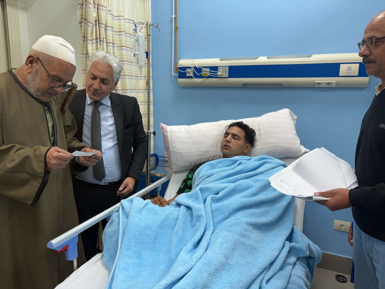 وزير العمل: صرف 100 ألف جنيه دعم مالى للعامل ضحية حادث "سيرك طنطا".. صور