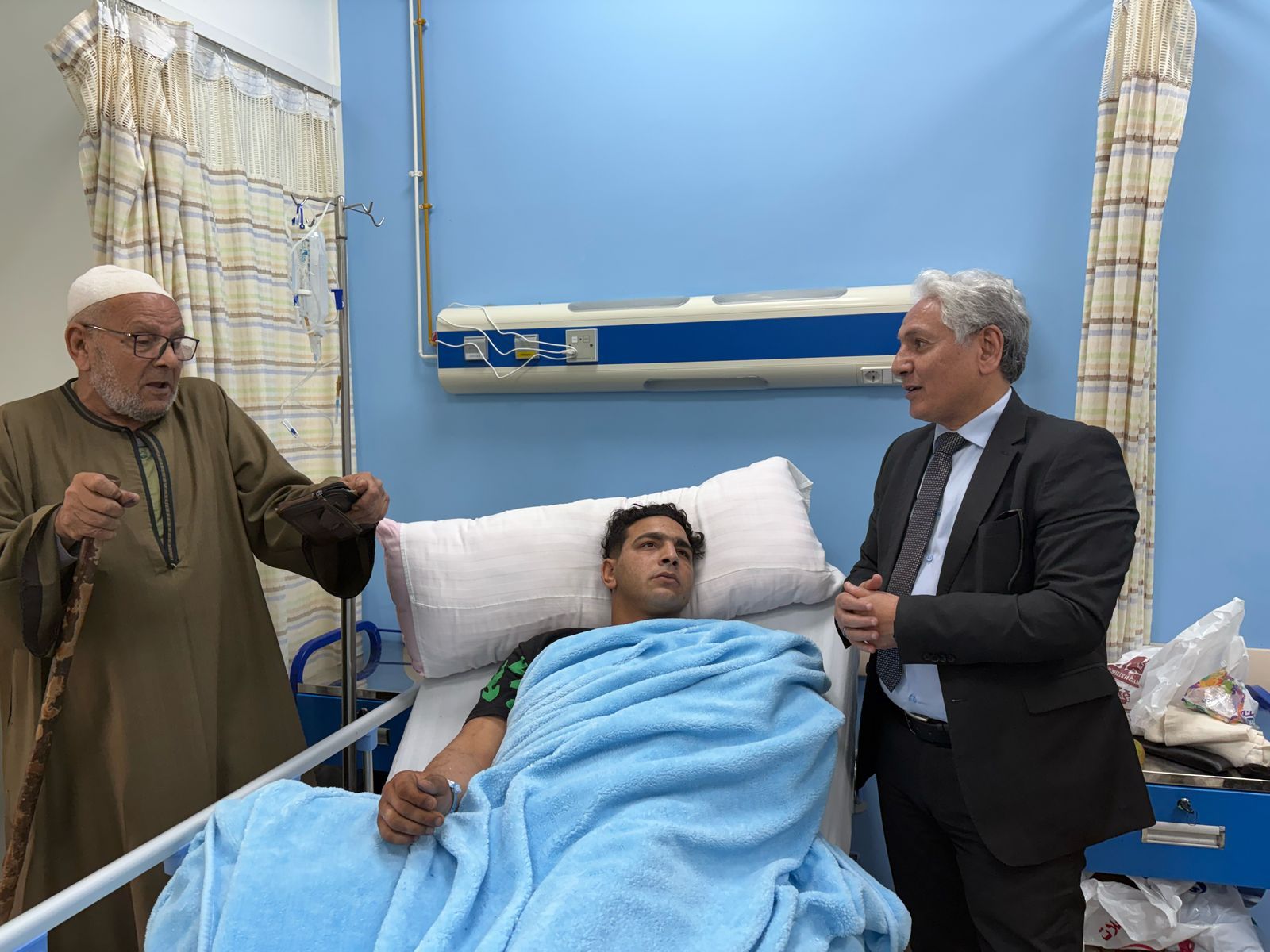 وزير العمل: صرف 100 ألف جنيه دعم مالى للعامل ضحية حادث "سيرك طنطا".. صور