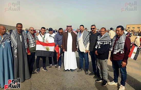 المصريون فى وقفتهم بالعريش ينددون بعدوان الاحتلال ويرفضون التهجير.. صور