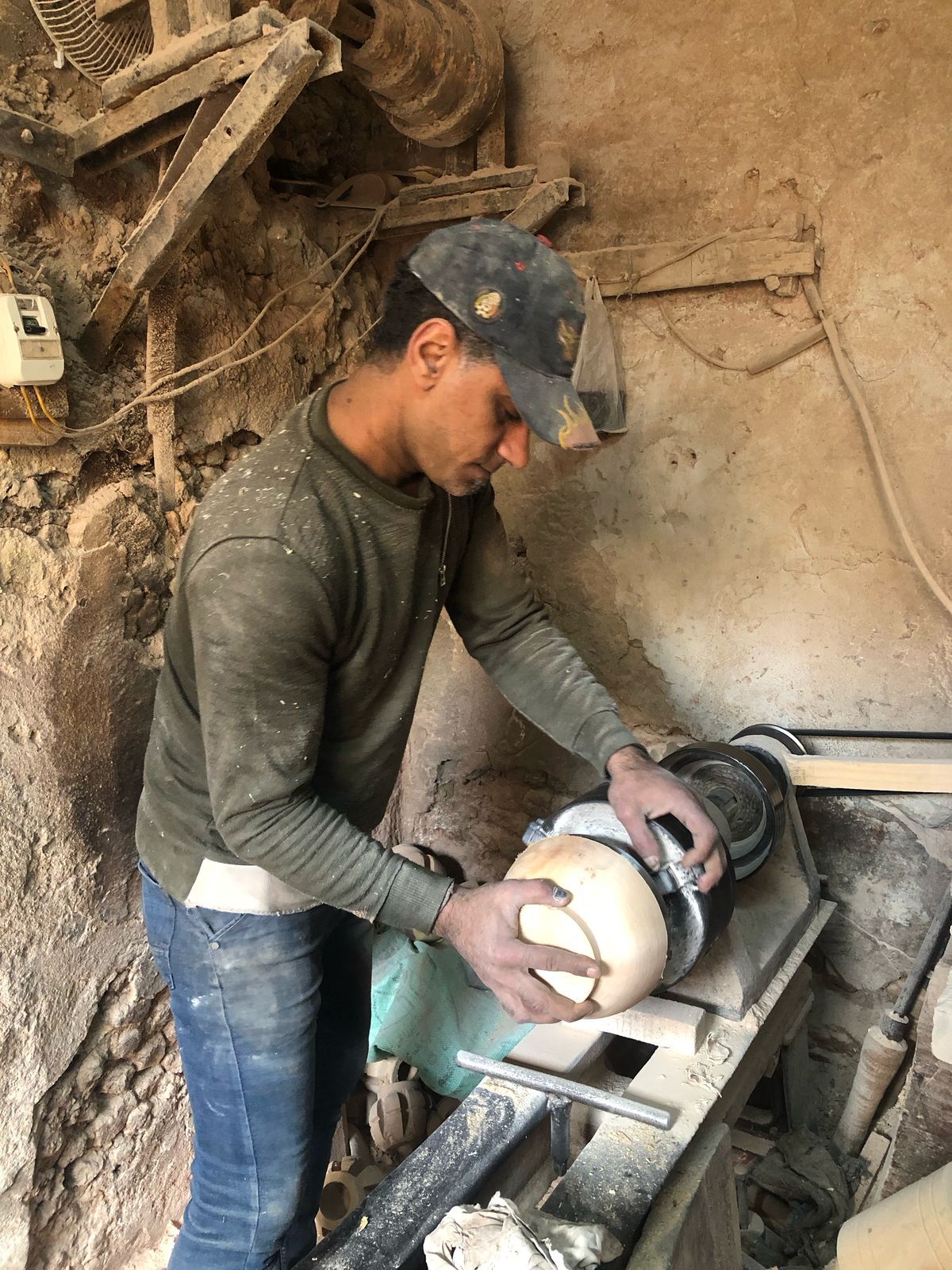 بدأت بالقبقاب وانتهت بالأنتيكات.. حكاية أقدم ورشة خراطة أخشاب فى الدرب الأحمر