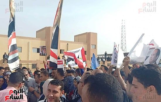 المصريون فى وقفتهم بالعريش ينددون بعدوان الاحتلال ويرفضون التهجير.. صور