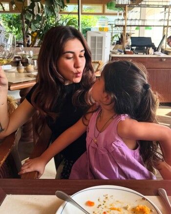 شقيقة ملكة جمال لبنان السابقة فاليري أبو شقرا تلفت الأنظار بجمالها.. هل تشبهها؟