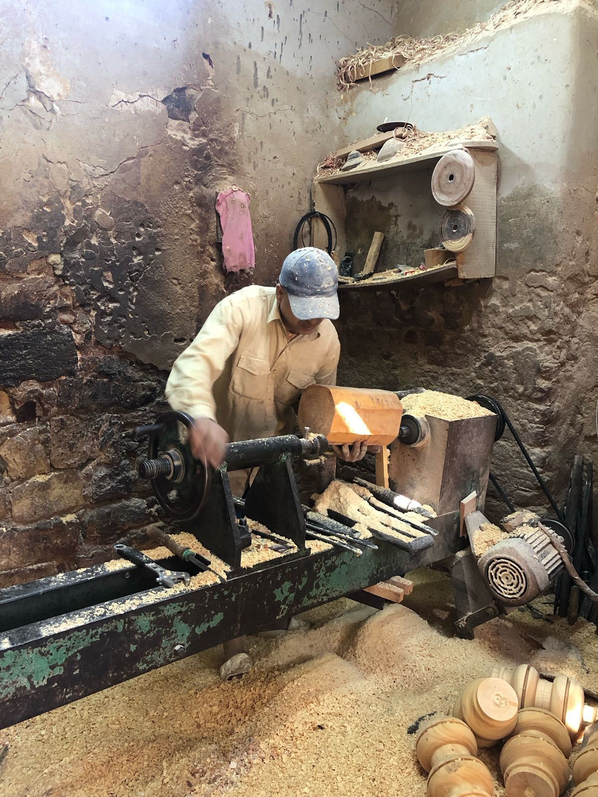 بدأت بالقبقاب وانتهت بالأنتيكات.. حكاية أقدم ورشة خراطة أخشاب فى الدرب الأحمر