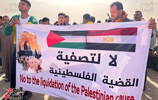 المصريون فى وقفتهم بالعريش ينددون بعدوان الاحتلال ويرفضون التهجير.. صور
