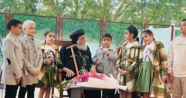 البابا تواضروس يلتقي بأبنائه المكفوفين فى أحد المولود أعمى