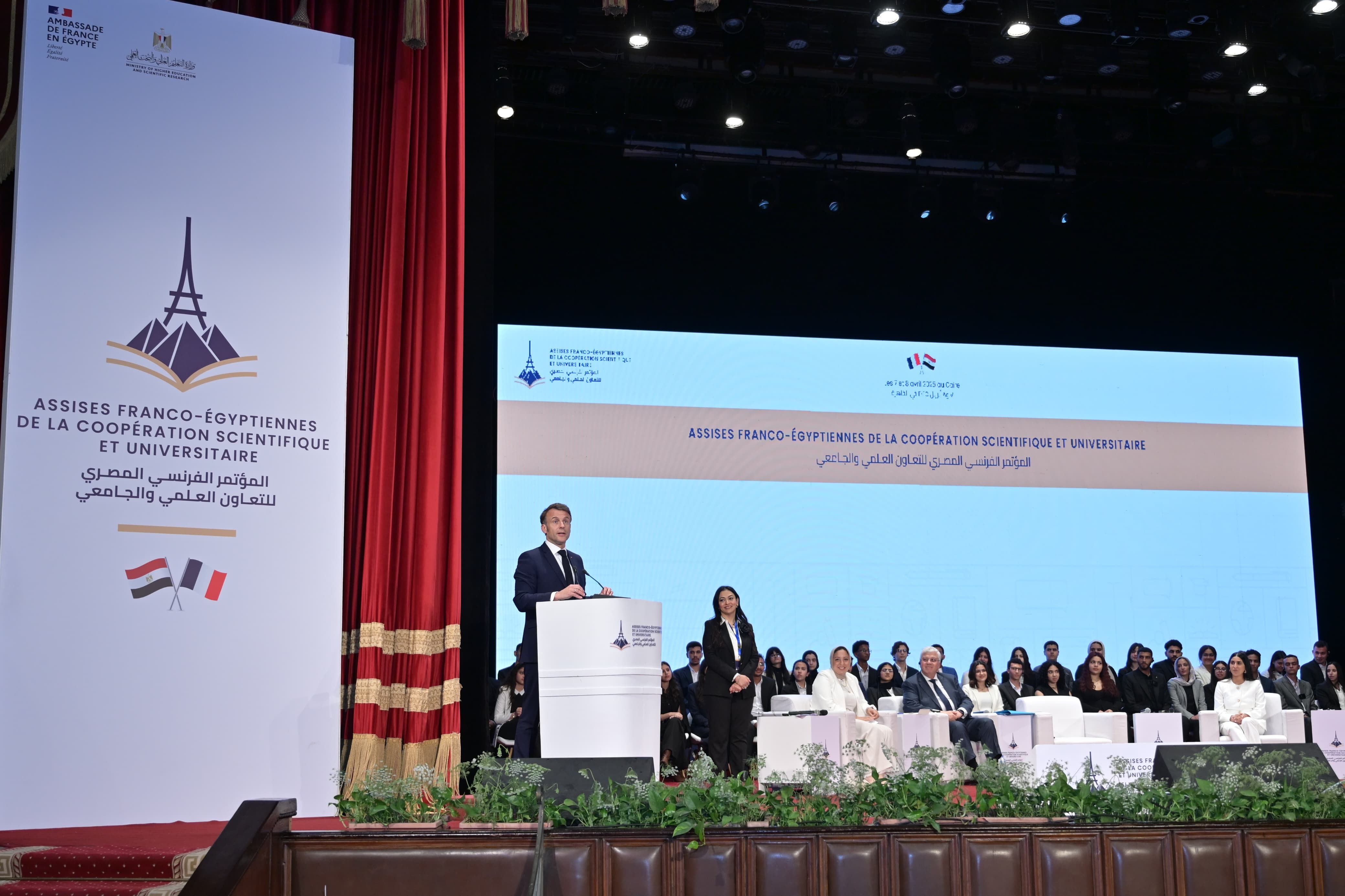 زيارة تاريخية للرئيس الفرنسي إيمانويل ماكرون لجامعة القاهرة.. صور