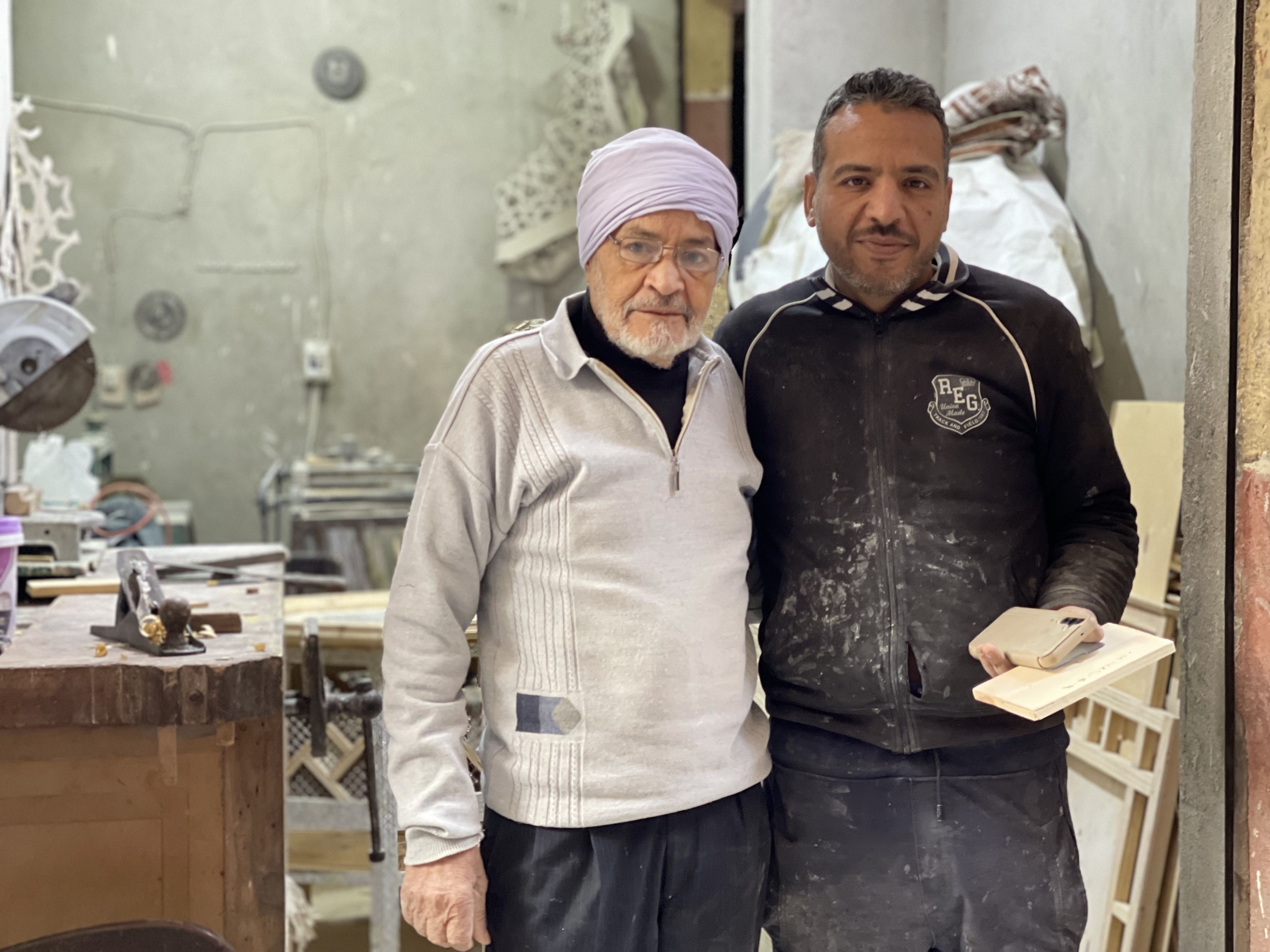 أقدم نجار عربى.. جلال محمد 78 عامًا ومازال يبدع فى صناعة الأرابيسك