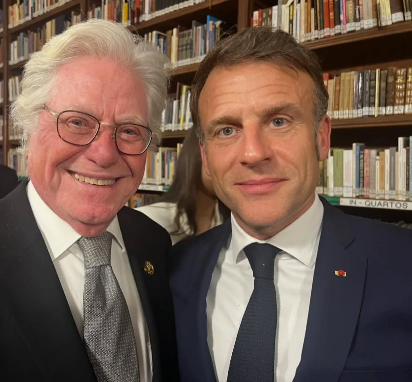 حسين فهمى ينشر صورة له مع ماكرون ويعلق: شكرا على دعوة العشاء