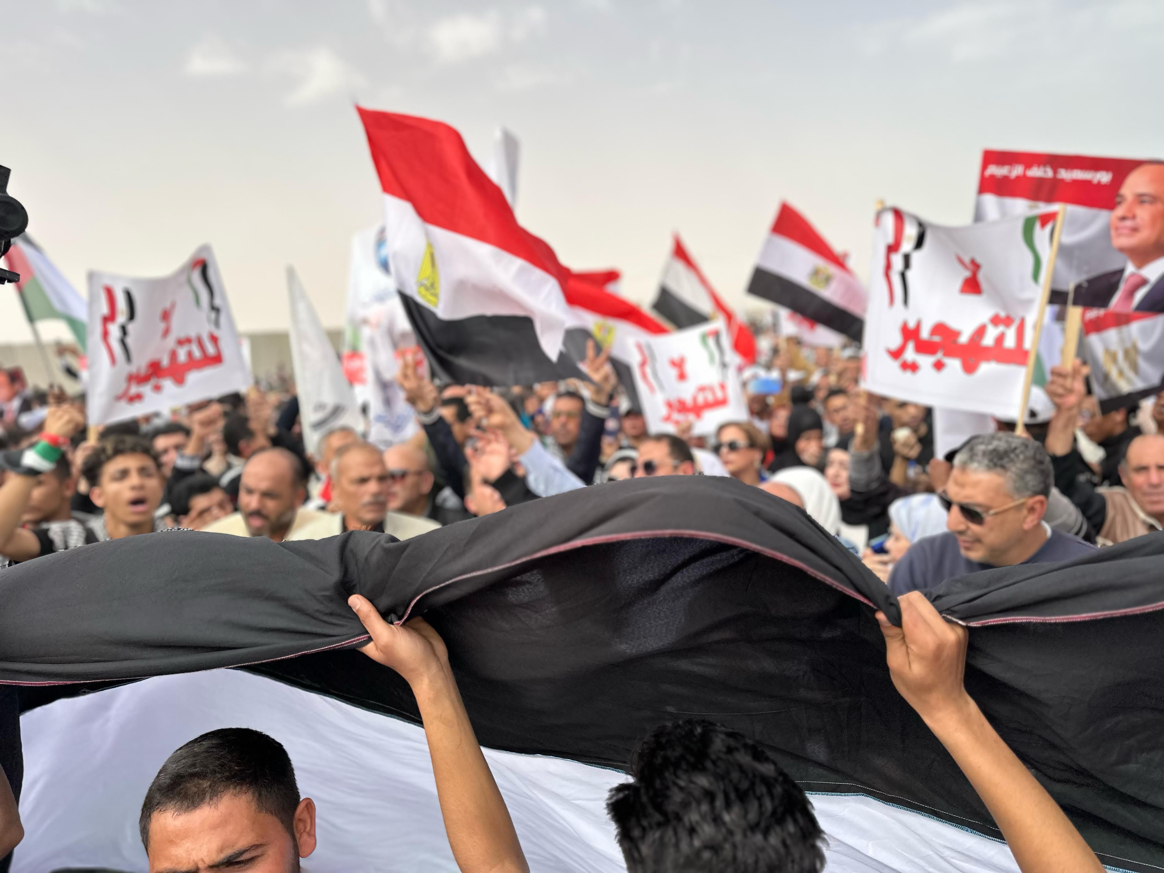 لا للتهجير.. لافتات احتجاجية بالعريش تزامنا مع زيارة الرئيس السيسي وماكرون