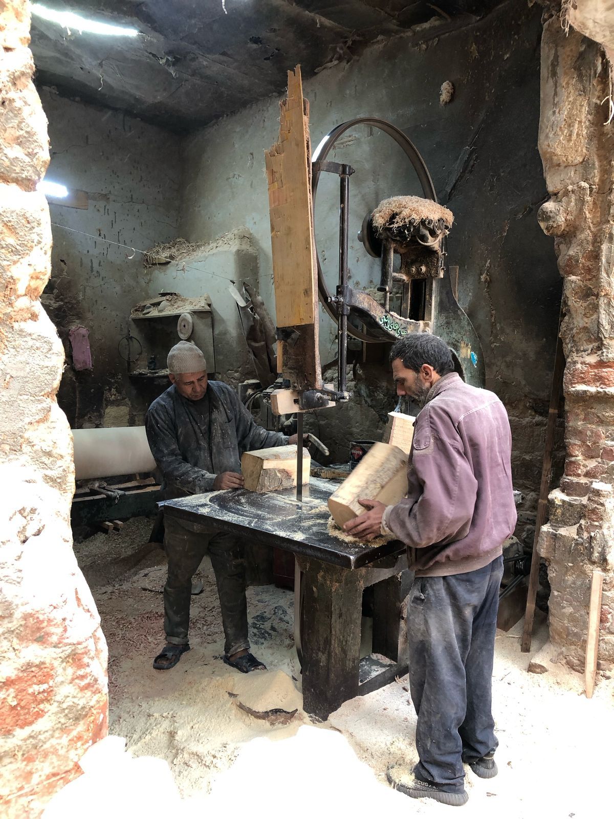 بدأت بالقبقاب وانتهت بالأنتيكات.. حكاية أقدم ورشة خراطة أخشاب فى الدرب الأحمر