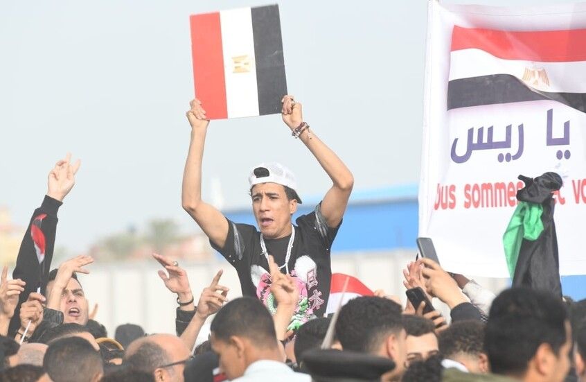 السيسي وماكرون على تخوم غزة وسط حشد كبير من المصريين