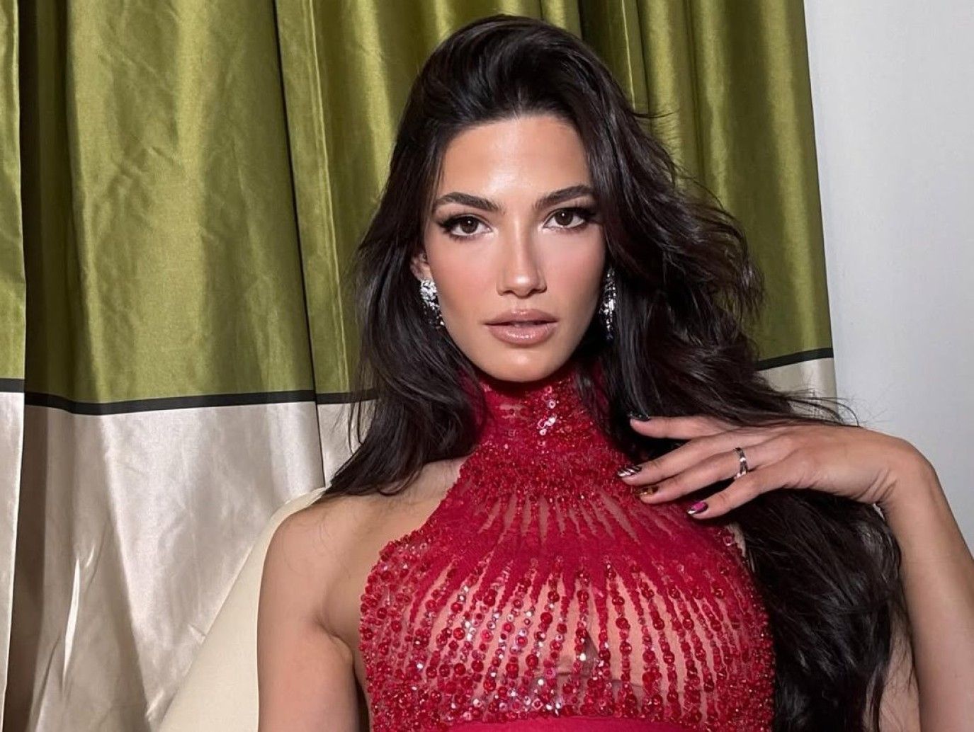 تسريحات شعر تناسب الفساتين الطويلة لإطلالة متكاملة من وحي النجمات