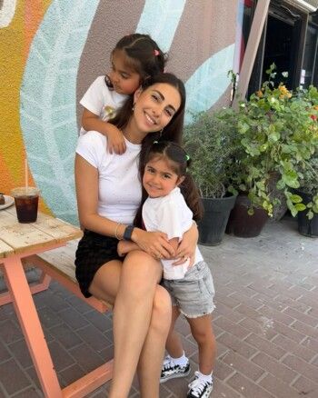 شقيقة ملكة جمال لبنان السابقة فاليري أبو شقرا تلفت الأنظار بجمالها.. هل تشبهها؟