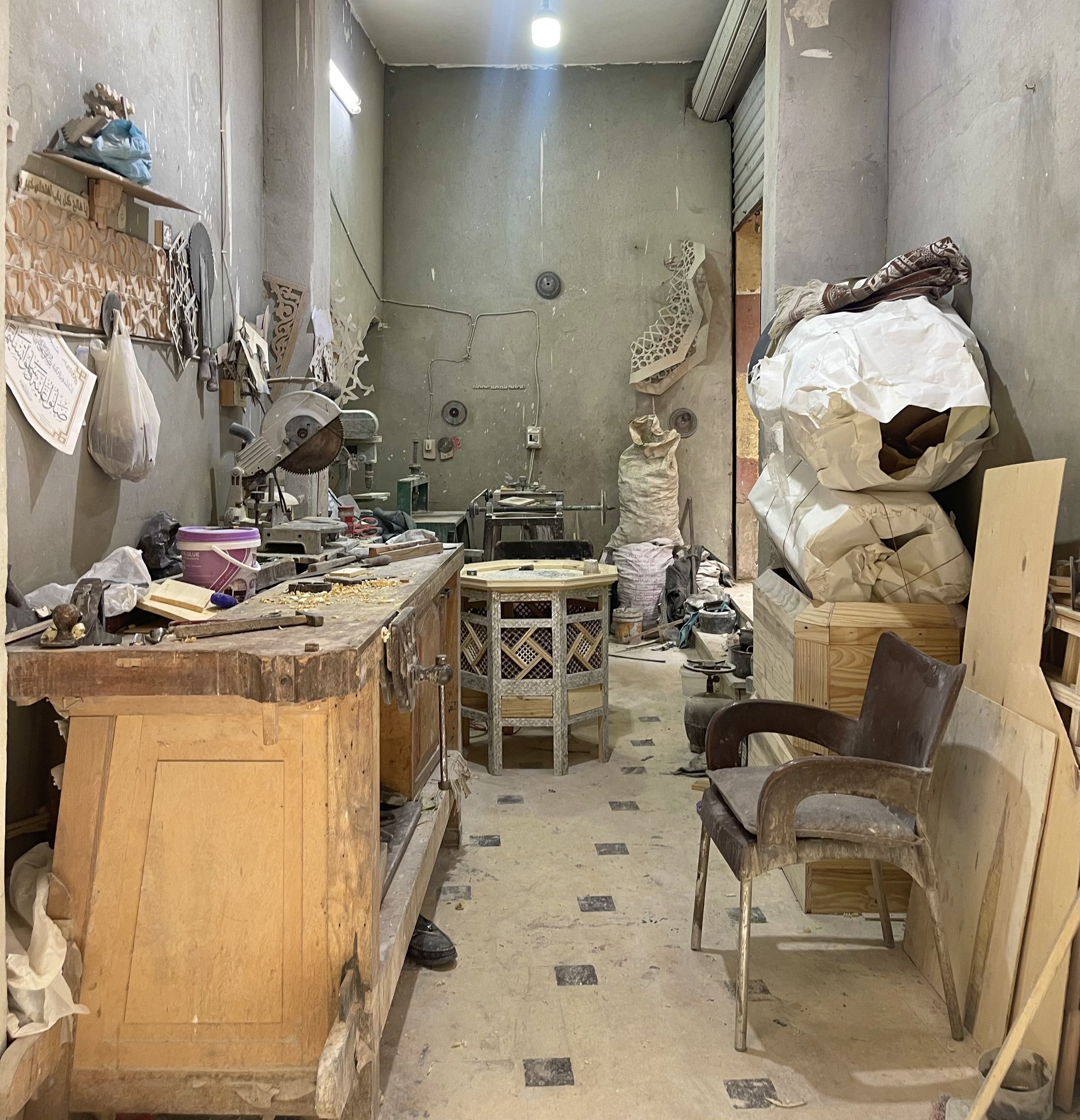 أقدم نجار عربى.. جلال محمد 78 عامًا ومازال يبدع فى صناعة الأرابيسك