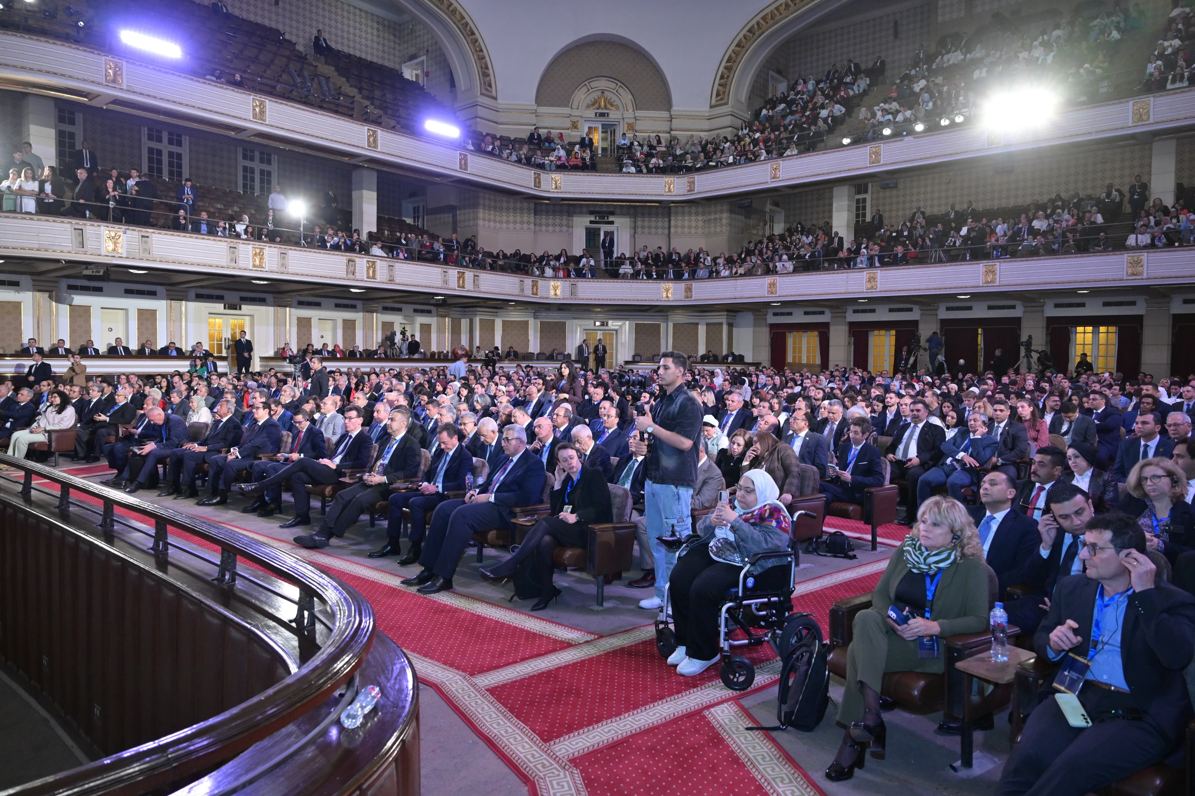 زيارة تاريخية للرئيس الفرنسي إيمانويل ماكرون لجامعة القاهرة.. صور