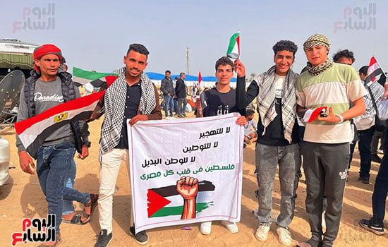 المصريون فى وقفتهم بالعريش ينددون بعدوان الاحتلال ويرفضون التهجير.. صور