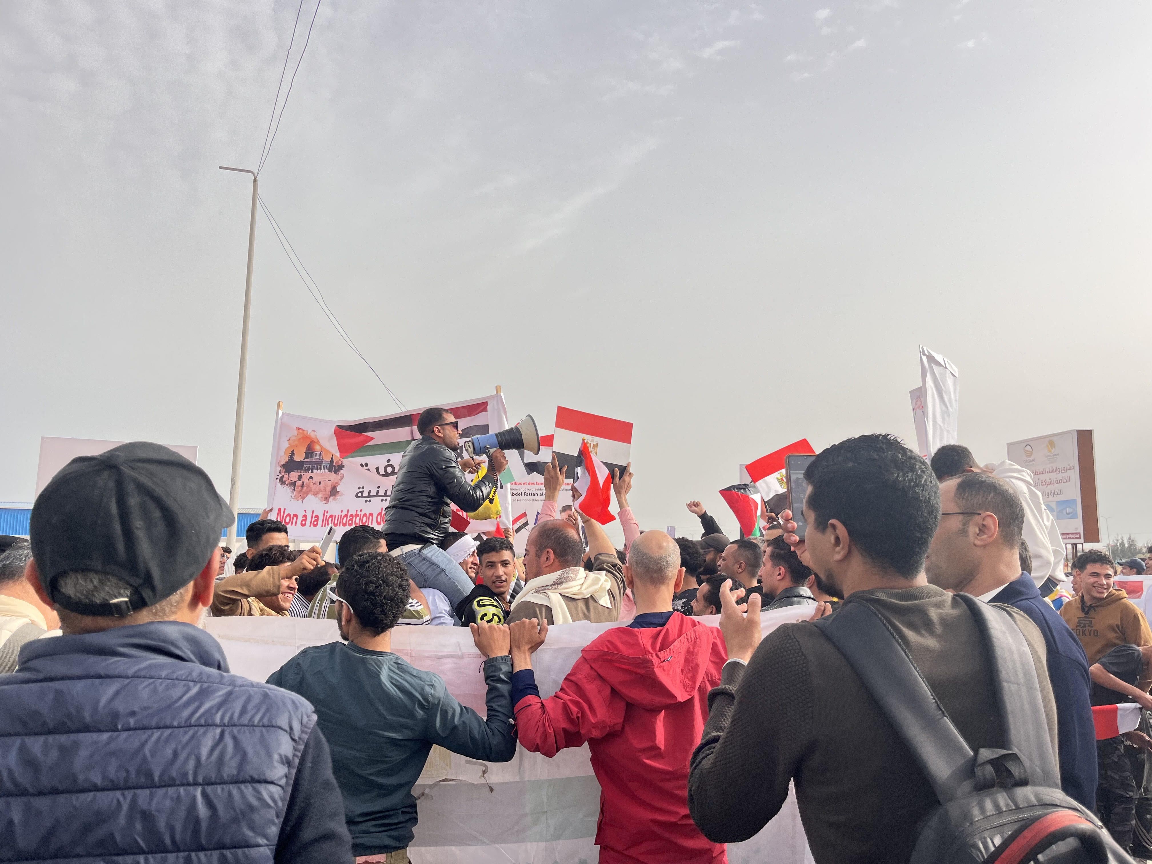 آلاف المصريين من العريش يعلنون رفضهم تهجير الفلسطينيين.. فيديو وصور