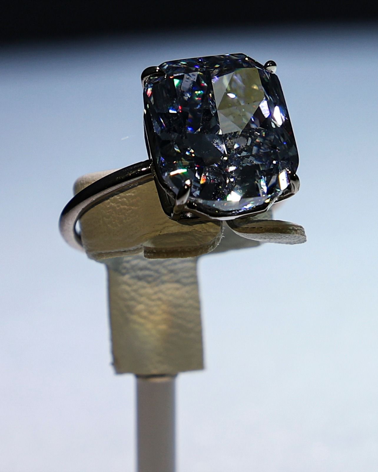 الامارات | عرض ماسة زرقاء نادرة قيمتها 20 مليون دولار في أبوظبي