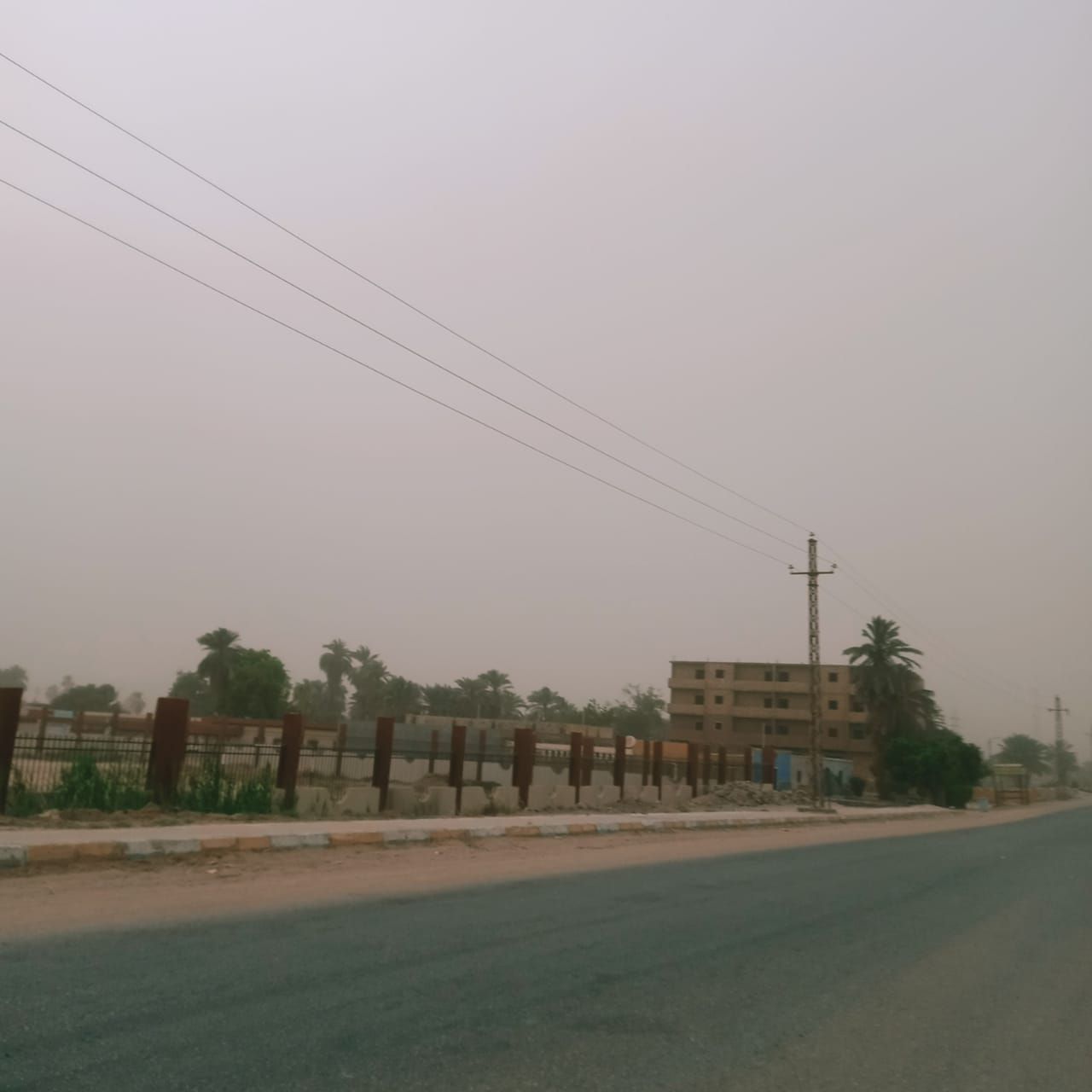 غلق حركة الملاحة النهرية فى أسوان بسبب عاصفة ترابية.. فيديو وصور