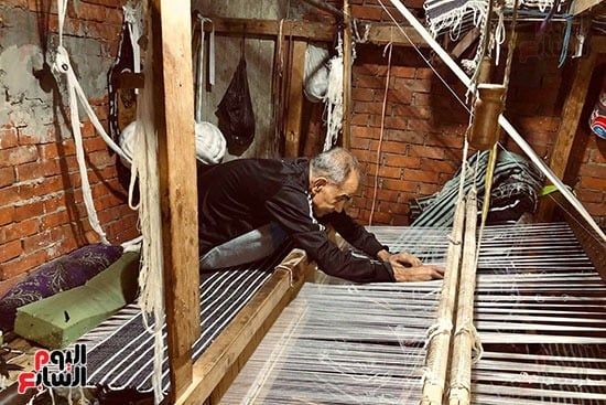 سيد كحيل.. رحلة إبداع فى صناعة السجاد على النول اليدوى.. صور