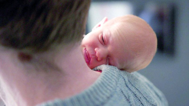 الامارات | ولادة أول طفلة  في المملكة المتحدة بعد عملية زرع رحم