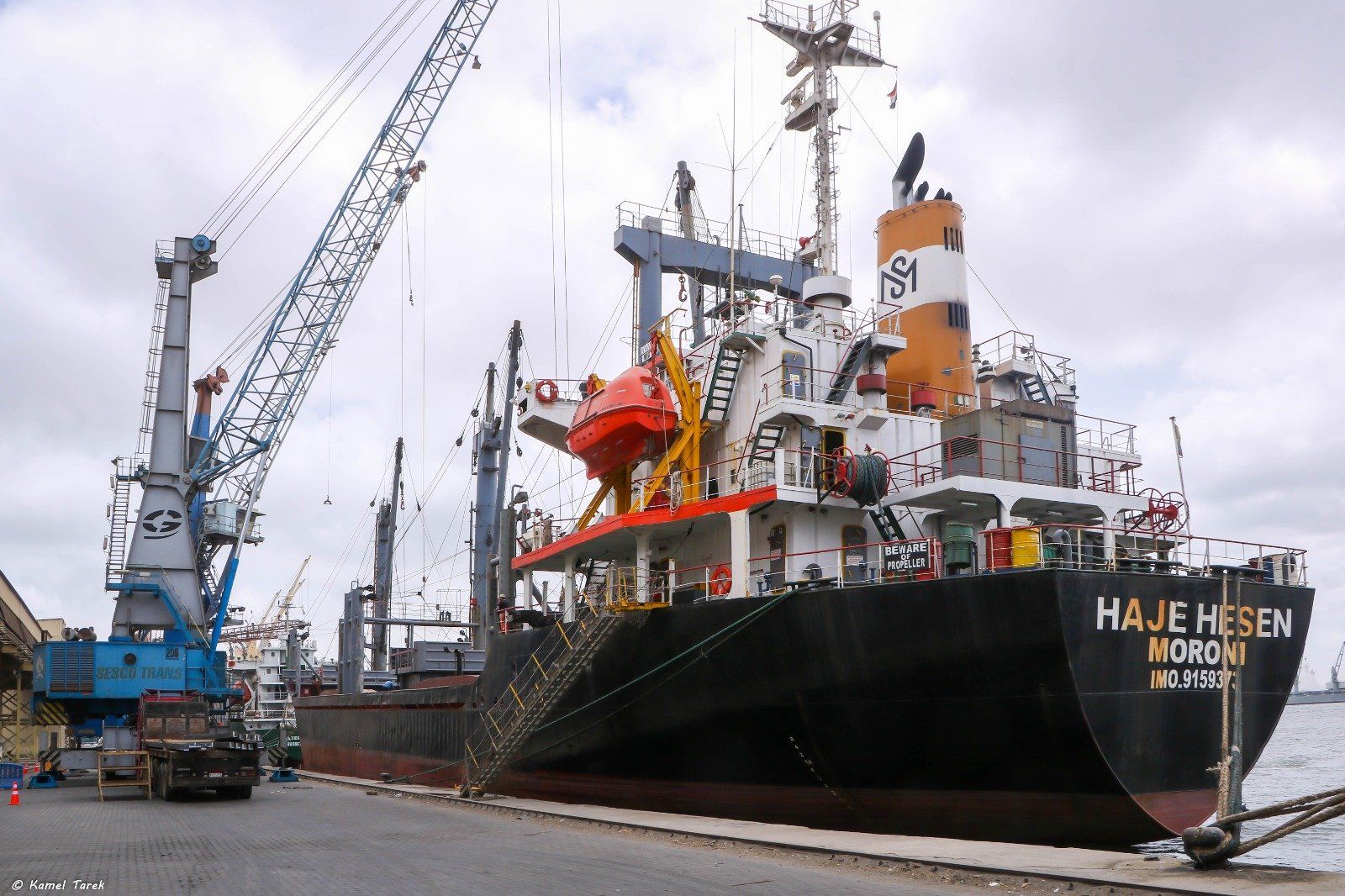 ميناء دمياط ينجح فى تصدير أول شحنة حديد "بيليت" مصرى خالص.. صور