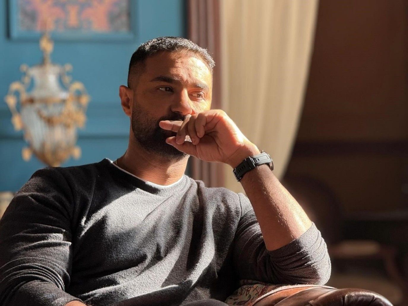 كريم فهمي متزوج من صبا مبارك في مسلسل 220 يوم.. وهذه عائلته