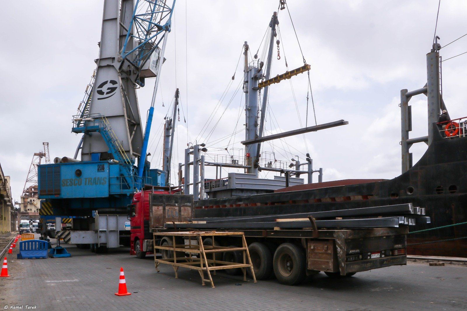 ميناء دمياط ينجح فى تصدير أول شحنة حديد "بيليت" مصرى خالص.. صور