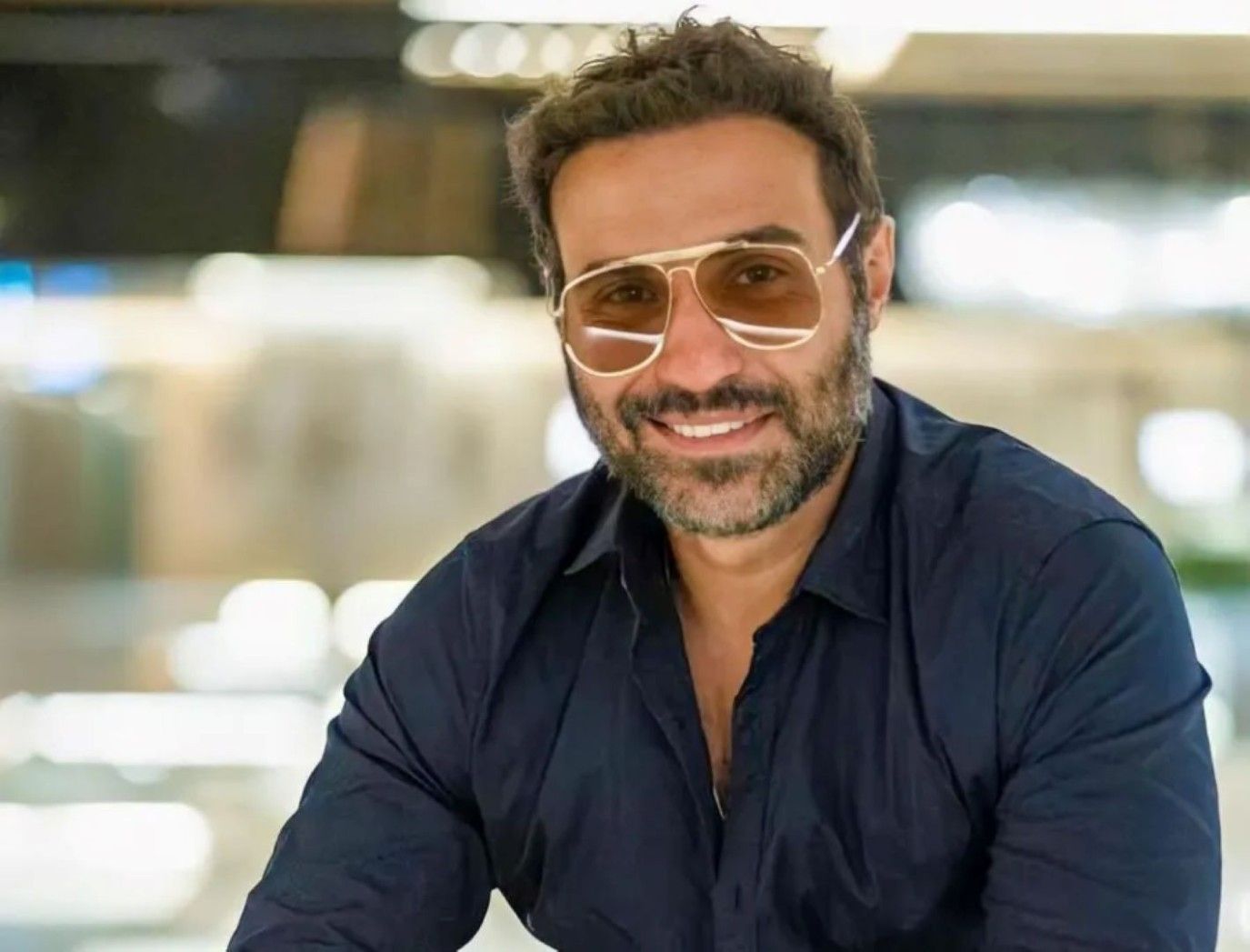 أحمد فهمي يروج لفيلمه مع السقا بمشهد كوميدي من سمير وشهير وبهير