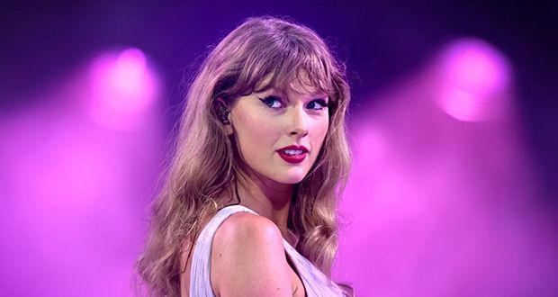 شبيهة تايلور سويفت تثير فوضى في الملعب.. والجمهور ينخدع بها