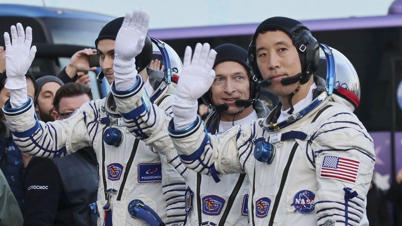 الامارات | طاقم جديد يصل بسلام إلى محطة الفضاء الدولية