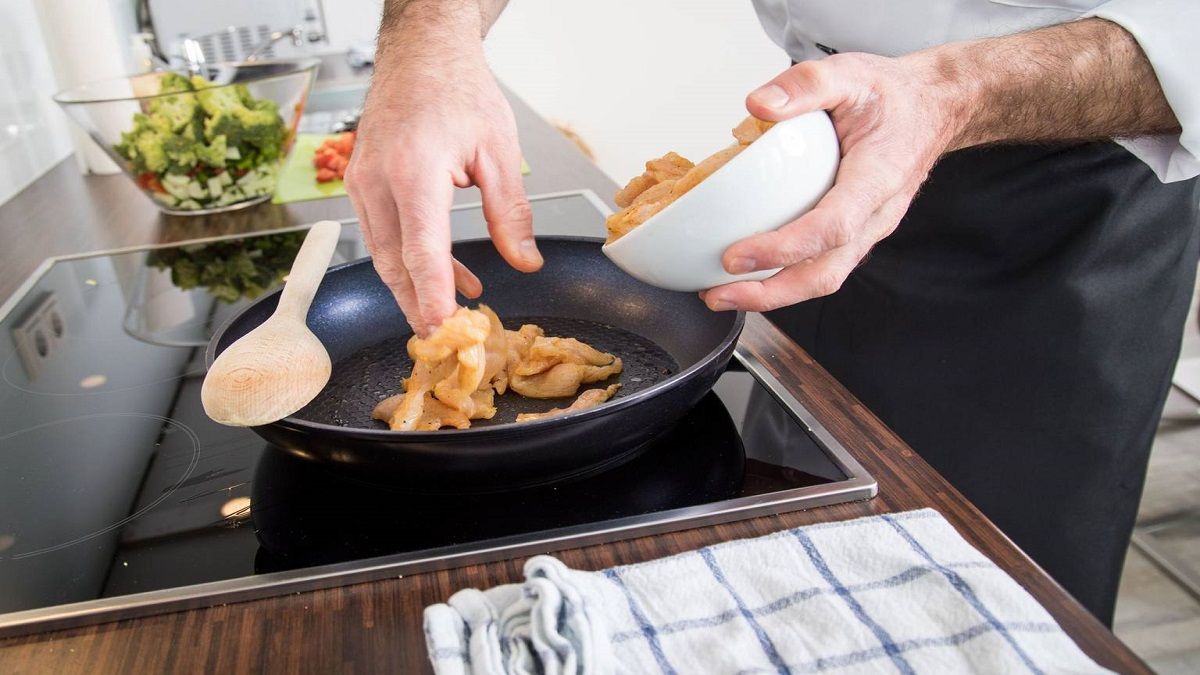 الامارات | يُشتبه بأنها تسبب السرطان.. قلّايات مطابخ في قفص الاتهام