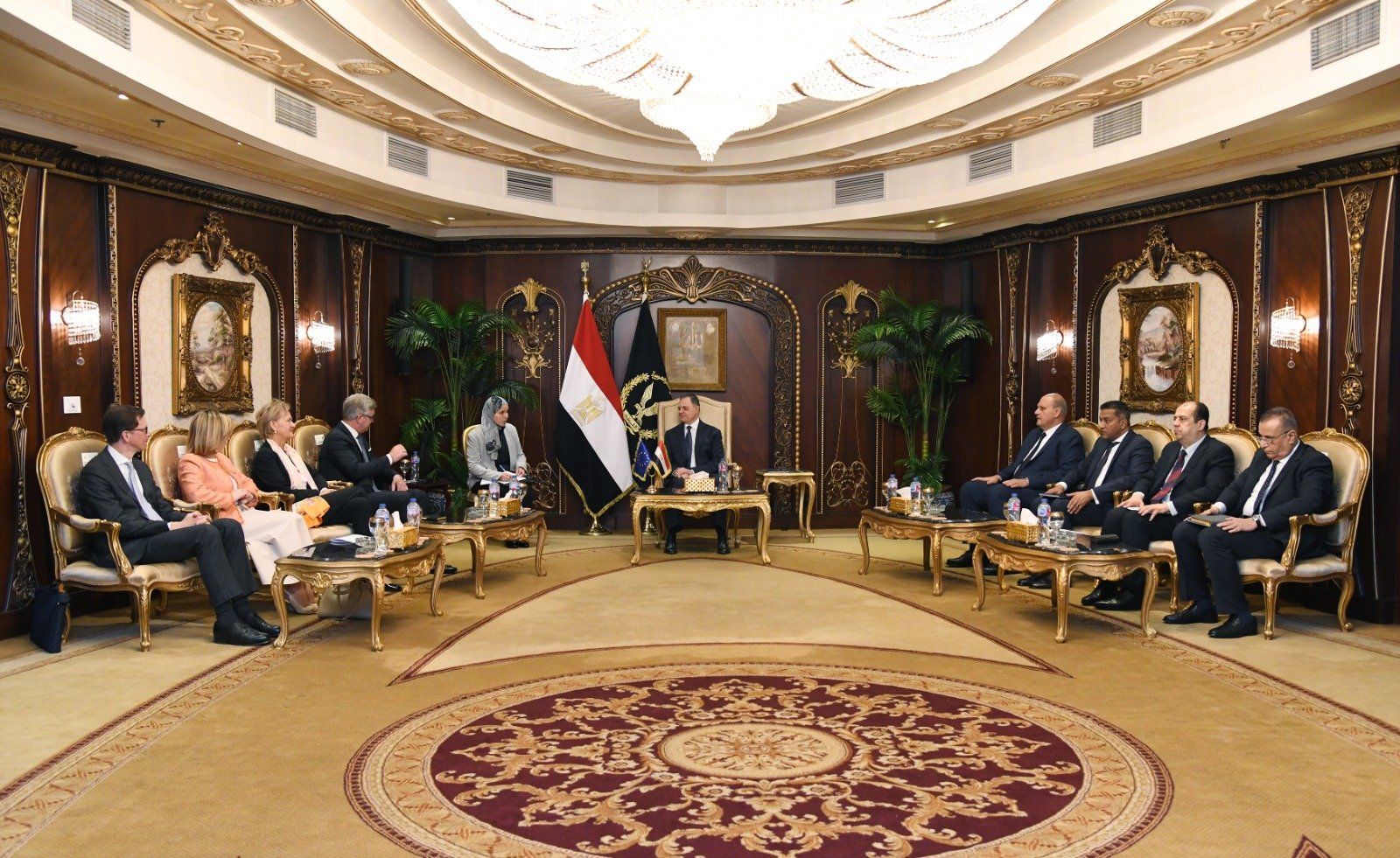 وزير الداخلية يستقبل مُفوض الهجرة والشئون الداخلية بالاتحاد الأوروبى.. صور