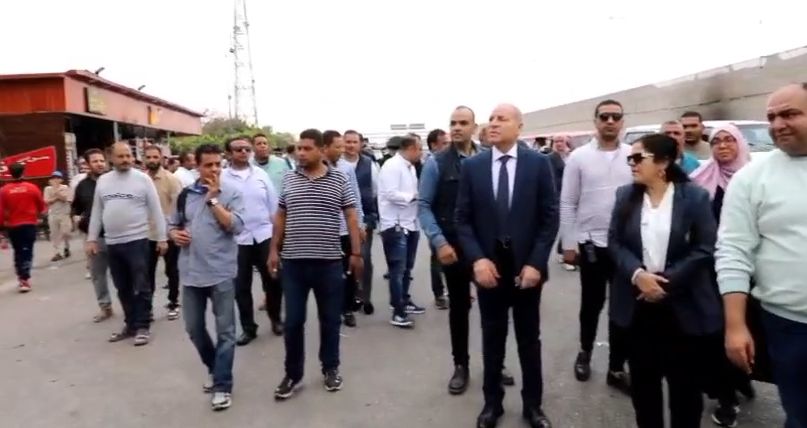 محافظ القاهرة يقود حملة مكبرة لرفع الإشغالات والباعة الجائلين بمحيط موقف السلام