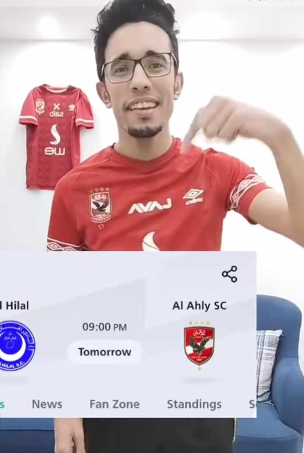 شاهد بالصورة والفيديو.. قبل ساعات من المباراة.. مشجع أهلاوي يتوعد أنصار الهلال بالهزيمة عبر الغناء والإحتفال على أنغام الأغنية السودانية الشهيرة (الليلة بالليل تمشي شارع النيل)