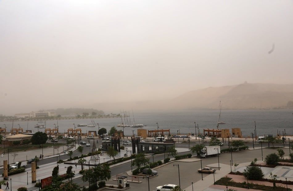 غلق حركة الملاحة النهرية فى أسوان بسبب عاصفة ترابية.. فيديو وصور