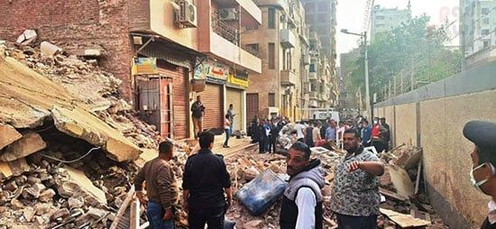 معلومات أولية.. 6 ضحايا أسفل عقار أسيوط المنهار "صور"