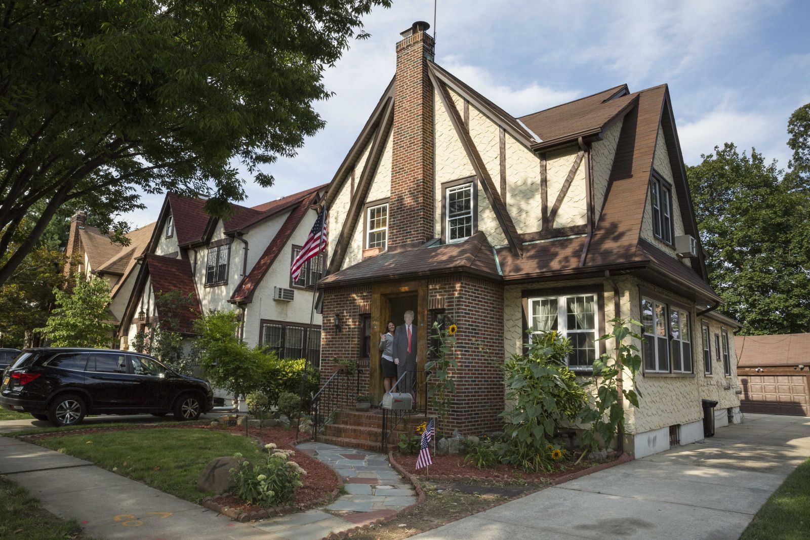 القطط الضالة تجتاج منزل طفولة دونالد ترامب